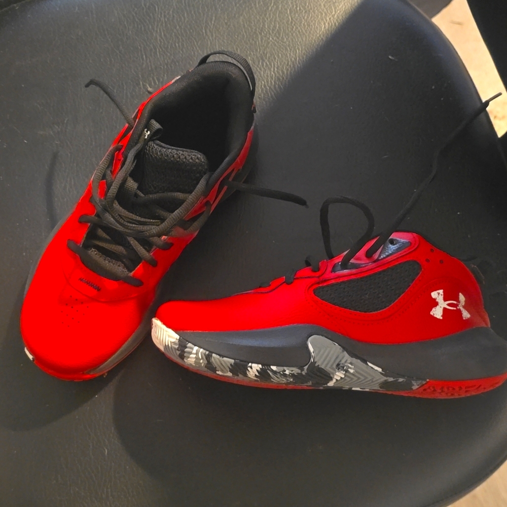 Under Armour Lockdown 6 Trainer Shoes size 5Y NWOT. Less than 1hr wear.